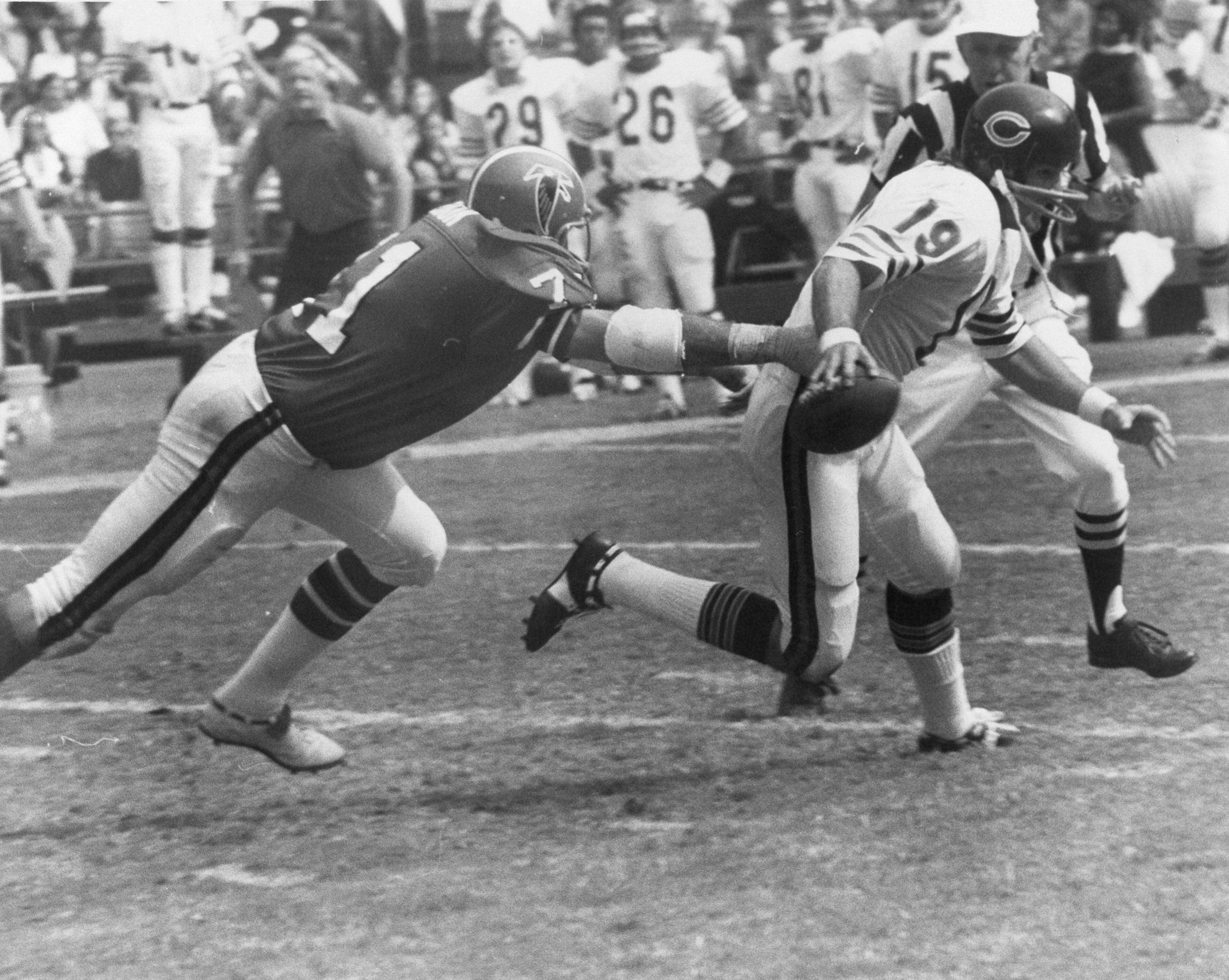 Falcons defensive end John Zook chases Chicago Bears quarterback Gary Huff. (Charles Jackson / AJC)